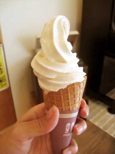 広島県名物 大長レモンのお酒を使ったソフトクリーム.jpg