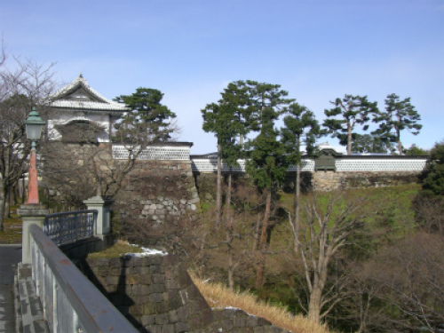 金沢城の城壁from兼六園