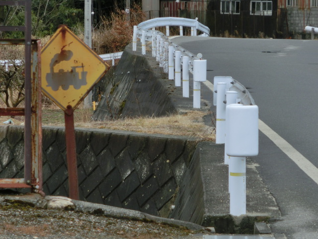 蒸気機関車の「踏切あり」の警戒標識、実は違いがありました