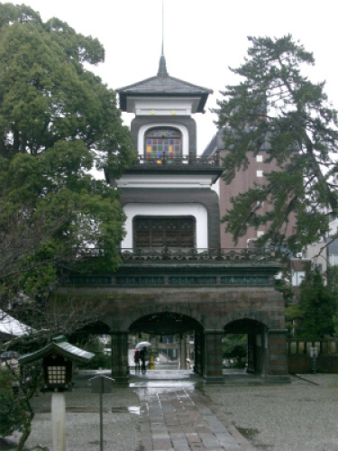尾山神社・神門(境内側)