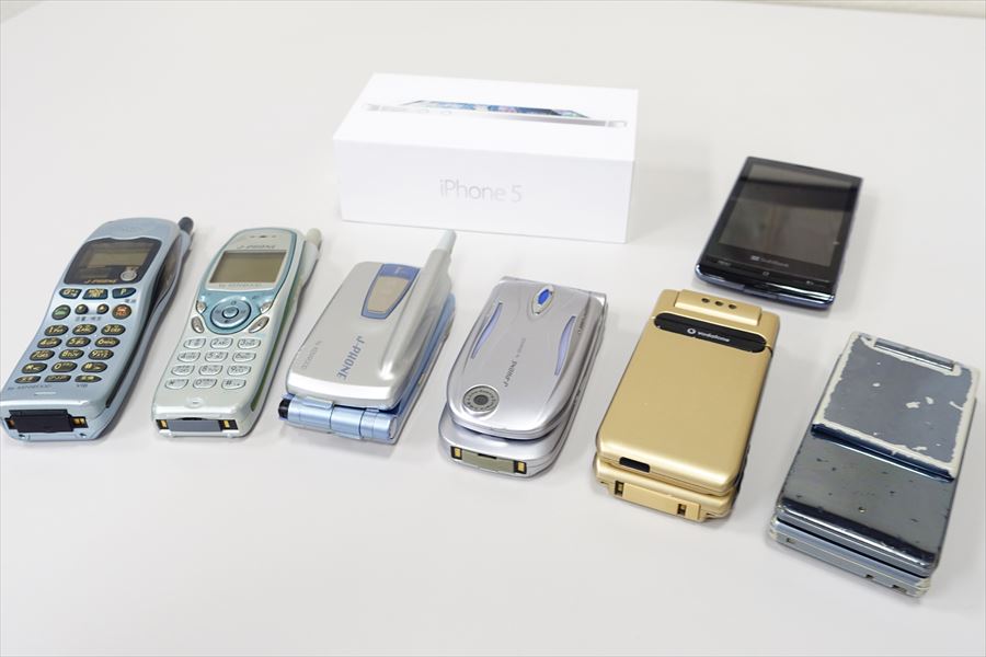 携帯キャリア乗り換え記念！ 歴代携帯電話を大公開（2） | でじまみ