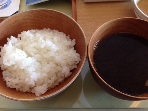 8・ご飯と赤だし.JPG