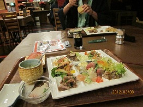 IMG_1662てんこ盛りの夕食.jpg