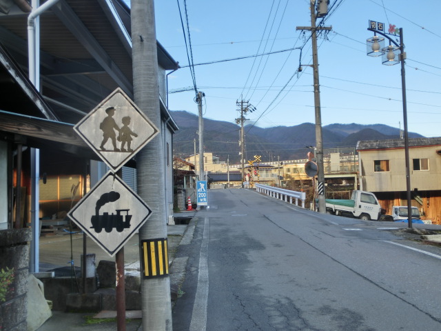 蒸気機関車の「踏切あり」の警戒標識、実は違いがありました