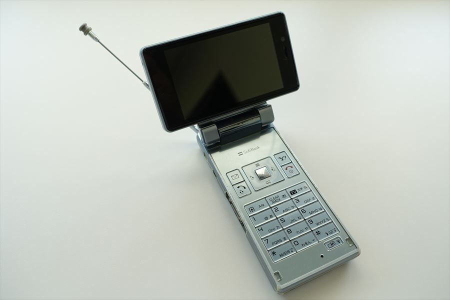 携帯キャリア乗り換え記念！ 歴代携帯電話を大公開（2） | でじまみ