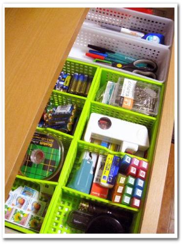 百均プラスチックケース(ダイソー)を利用した引き出しの収納画像 小物はかごで仕切る.jpg