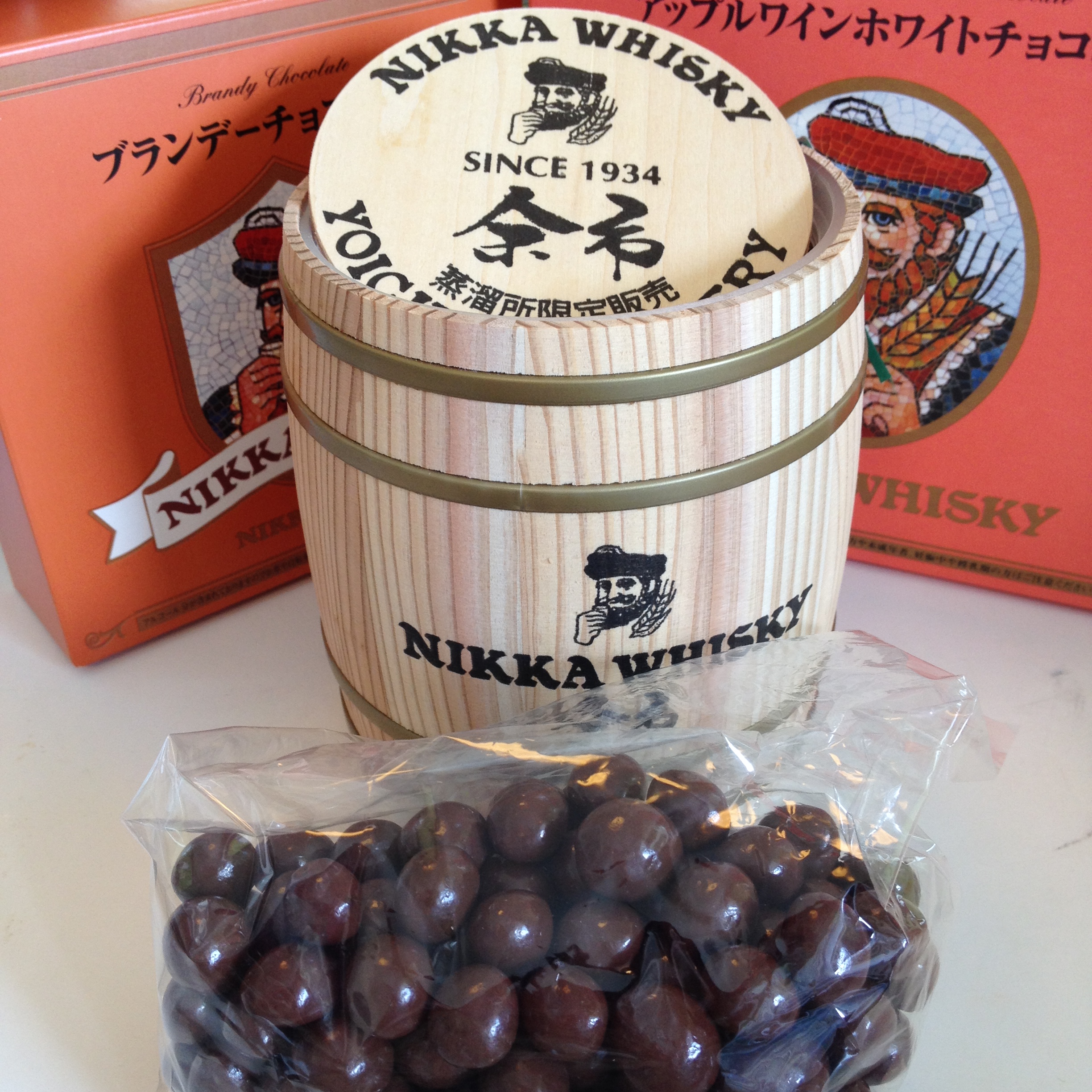 ニッカウヰスキー 木樽入コーヒービーンズホワイトチョコ100g - 食品