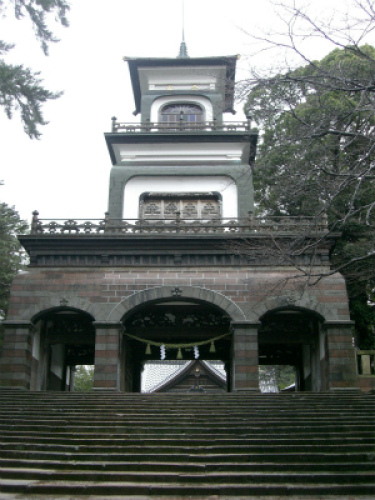 尾山神社・神門(入口側)