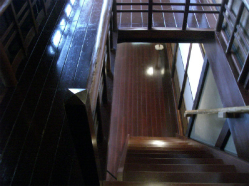 「懐華楼」裏階段
