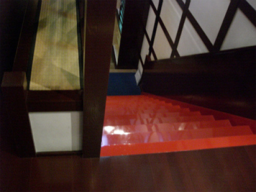 「懐華楼」朱塗りの階段