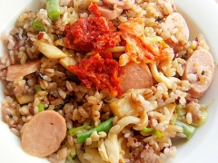 ヘルシー❤魚肉ソ&きのこ2種で焼肉味チャーハン♪