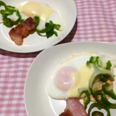 目玉焼き チーズ ベーコン ピーマンと共に 今日食べた物の絵とvine