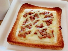 納豆チーズトースト
