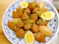 味が染みて美味しい☆茹で卵＋鶏団子＋大根の甘辛煮☆