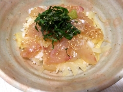 パリポリ感も楽しむ明石鯛の漬け丼