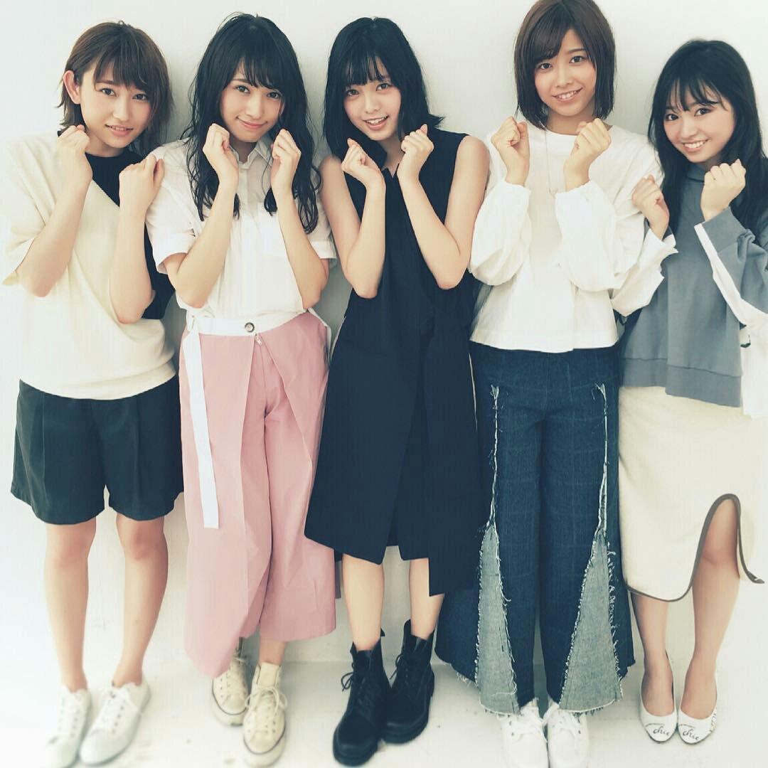 欅坂46の結成1周年記念「non no」(10月号)グラビア・オフショットが公開された。 写真は左から順に、\u201d志田愛佳 \u201d\u201d渡辺梨花\u201d\u201d平手友梨奈\u201d\u201d渡邉理佐\u201d\u201d今泉佑唯\u201d。