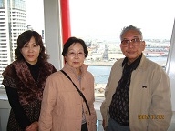 ポートタワーで両親と一緒に.jpg