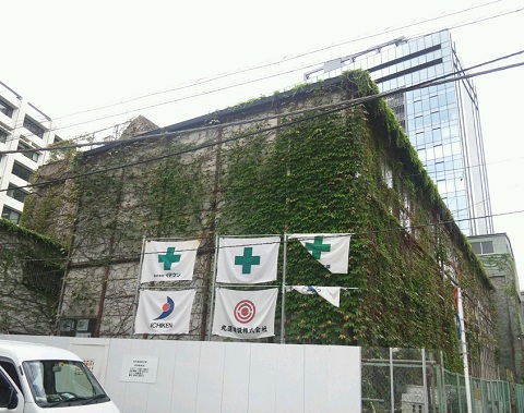 20121009用つたのからまるプレハブ全景.JPG