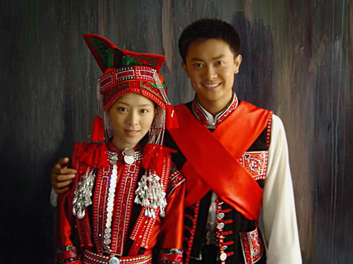 雲南省のモン族の前掛け モン族（雲南ミャオ族）刺繍プリーツ巻きエプロンスカート