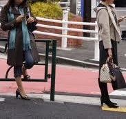 「えっ…誰…???あなた…???」