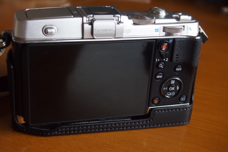 注文していたカメラケースOLYMPUS PEN E-P5用本革カメラケース Gun