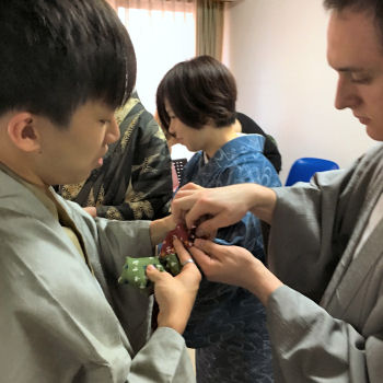 教える