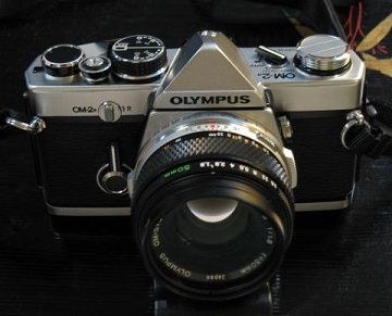 カメラ フィルムカメラ オリンパスのOMシリーズのOM-1とOM-2、OM-1nとOM-2nは触った感触が 