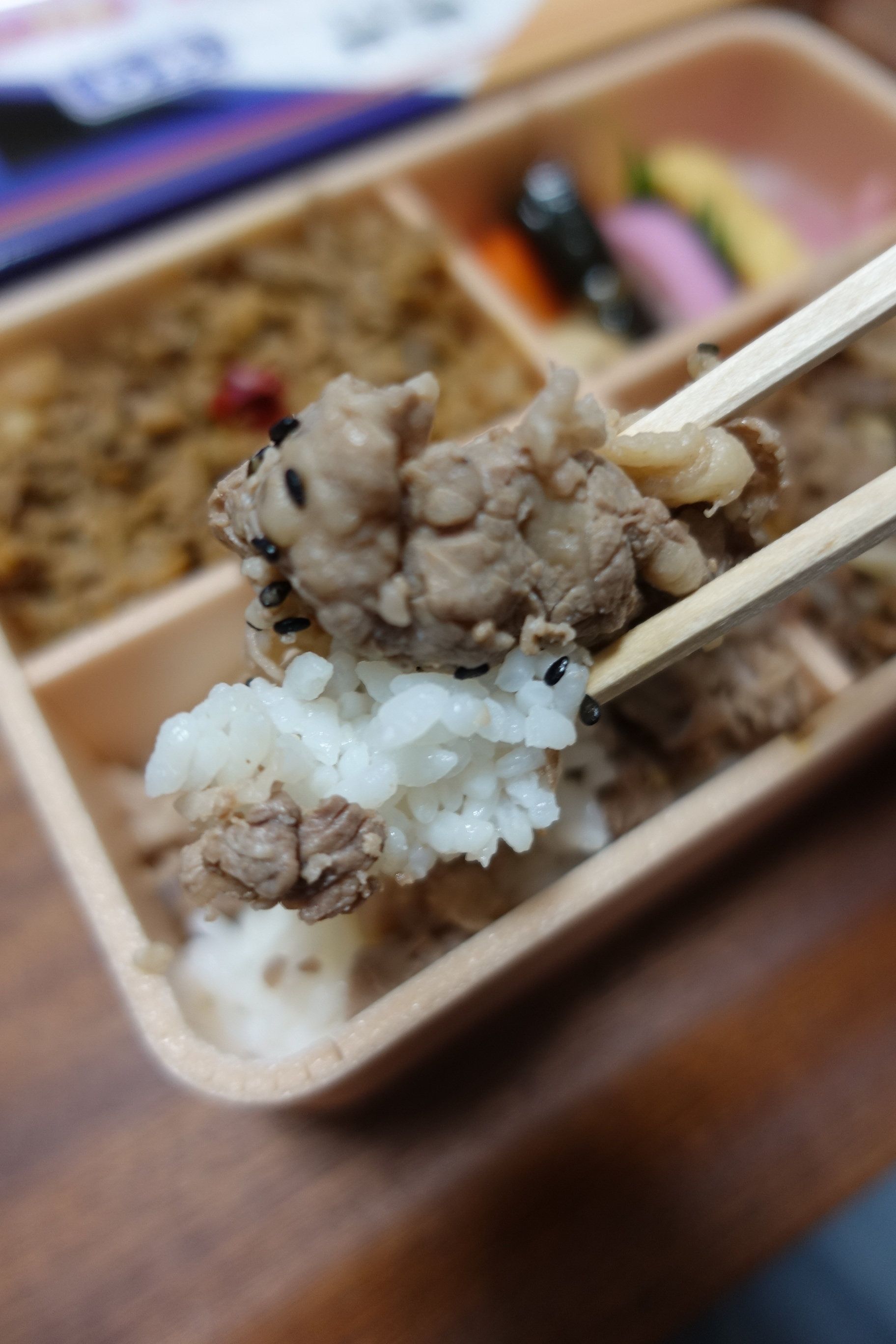 【弁当】三味牛肉どまん中弁当【東京駅 駅弁屋 祭】 エギうどんの食べる日々。 楽天ブログ 【弁当】三味牛肉どまん中弁当【東京駅 駅弁屋 祭】 エギうどんの食べる日々。 楽天ブログ