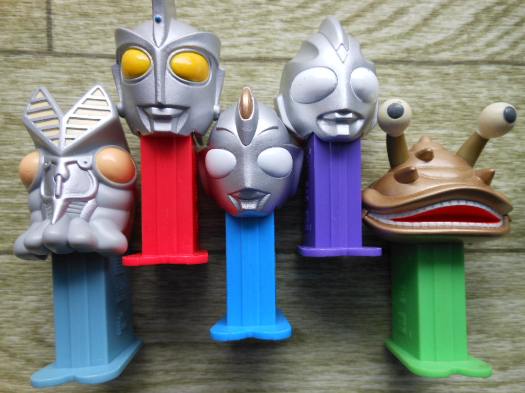 PEZ MINI GACHAPON ウルトラマン＆仮面ライダー | ３度の飯より菓子が