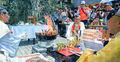 聖護院山伏：「山鉾巡行の無事祈願」2014年 .jpg