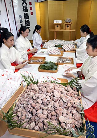 京都のニュース 新春の香り 大福梅 袋詰め 京都 北野天満宮 ワルディーの京都案内 楽天ブログ