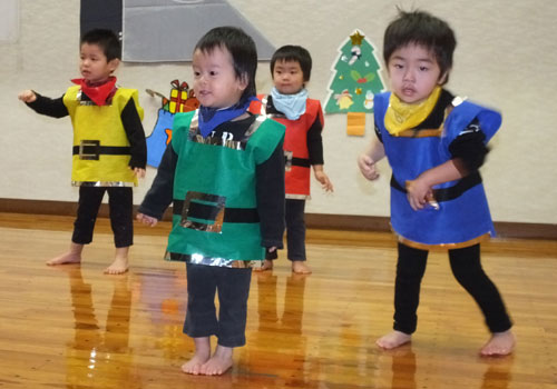 すみれ組 ２歳児 クリスマス発表会 保育絵日記 楽天ブログ