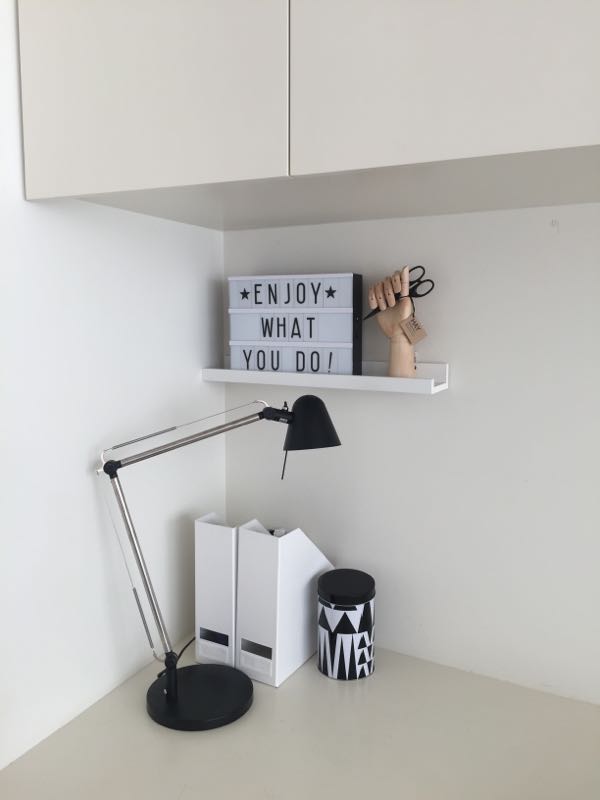 ワークスペースにIKEAの飾り棚RIBBAを取り付け | 年子家族 ワークスペースにIKEAの飾り棚RIBBAを取り付け | 年子家族