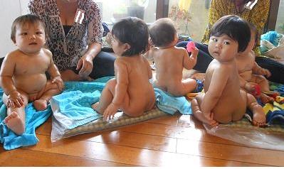 裸族 子供 裸の赤ちゃん】の画像素材(40006173) | 写真素材ならイメージナビ
