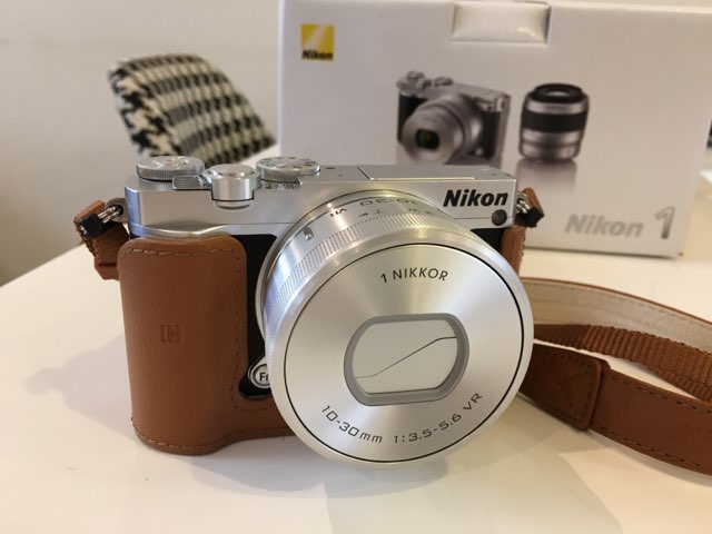 Nikon 1 J5 ダブルズームレンズキット   男の子二人とキャバリアのいる