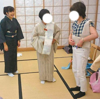 後ろで