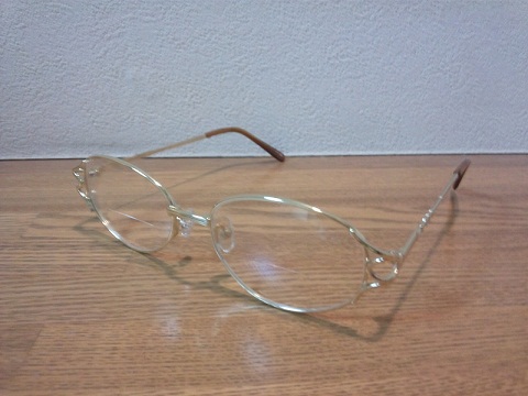 20120808用210円の老眼鏡.JPG