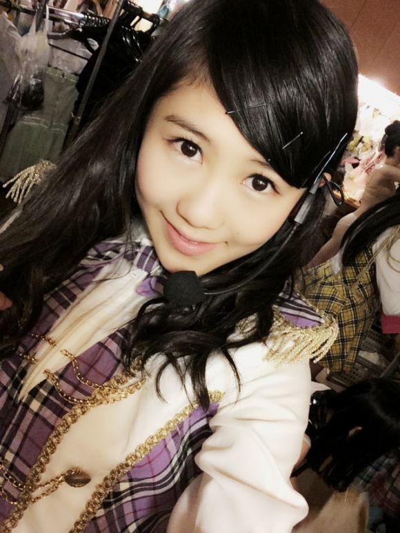 AKB下着 バッチリ決めて写メを撮るAKBメンバーたちの後ろに、まだ着替え途中のメンバーが写るハプニング。 | ゆうひ @humiise 情報・画像  女優、タレント アイドル活動の応援 映画 ドラマ - 楽天ブログ