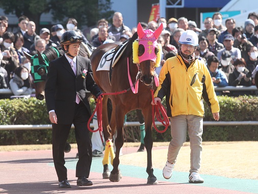 中央競馬の藤田菜七子騎手がデビューした川崎競馬場で。 | 地方競馬の 
