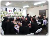 会食の場にて…。
