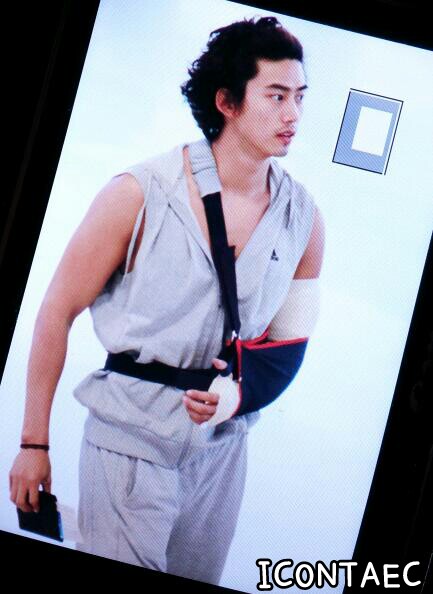 2pm テギョン ギブスの姿で出国 画像 Kpop 楽天ブログ