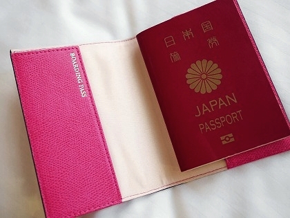 ヴィクトリアシークレットのパスポートケースとトラベルウォレット 