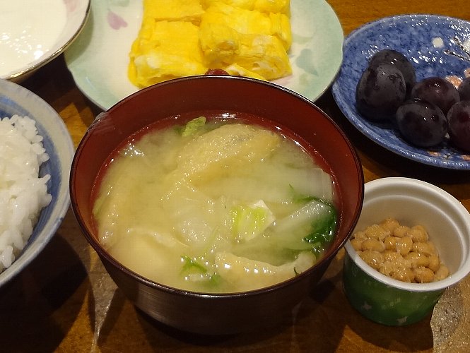 今日も具沢山の味噌汁でした 卵焼きに納豆 ブドウにヨーグルトとブルーベリー まあ 素敵な朝ごはんです 幸せな朝ごはんです 美味しい味噌汁のブログ 楽天ブログ