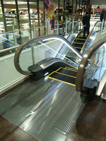 20121121用新しいエスカレーター.JPG
