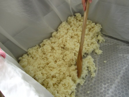 蒸し上がったお米を高温器に敷き詰めます.JPG