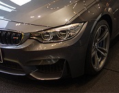 車のフロントを右手で…。