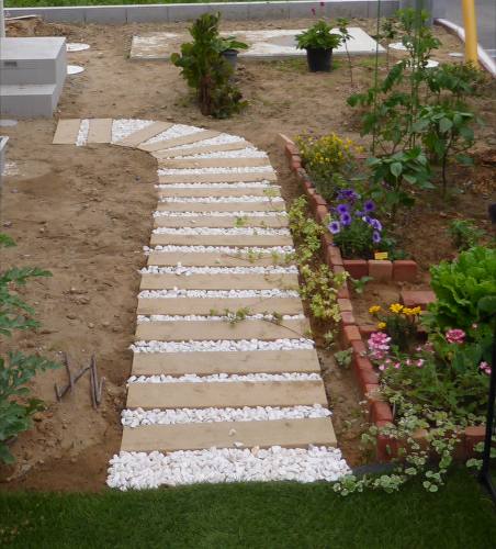 庭造り 小道を施工 白いガーデンロックと木板の小道ができた 素敵なポタジェガーデンを目指して 楽天ブログ