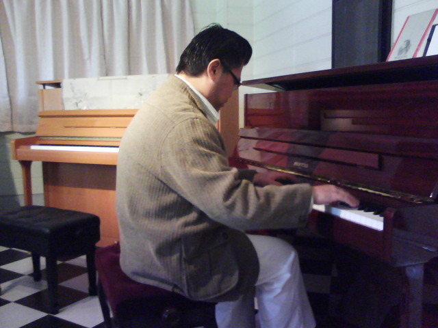 Hachiman mit Klavier
