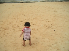 砂で遊ぶ