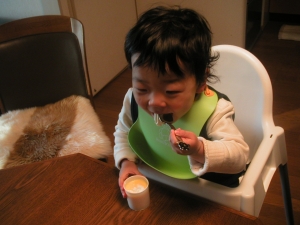 プリンを食べる
